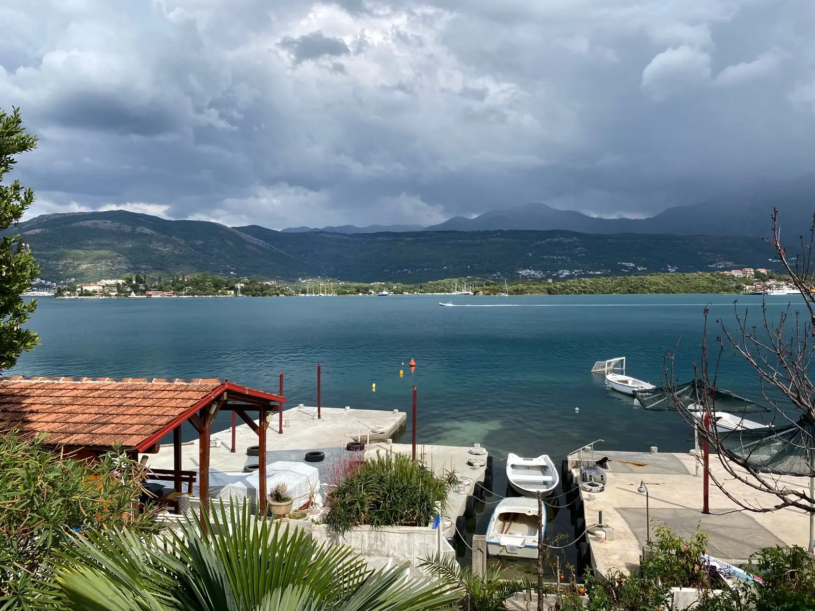 Hotel-na-obali-mora-u-DJurasevicima-Tivat Hotel na obali mora u Đuraševićima