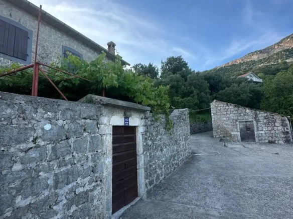 Kamena kuća sa maslinjakom u naselju Podi