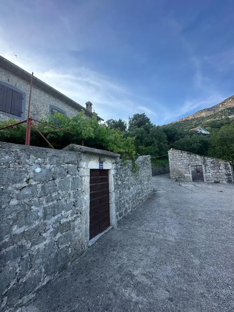 Kamena-kuca-sa-maslinjakom-u-naselju-Podi-Herceg-Novi Kamena kuća sa maslinjakom u naselju Podi