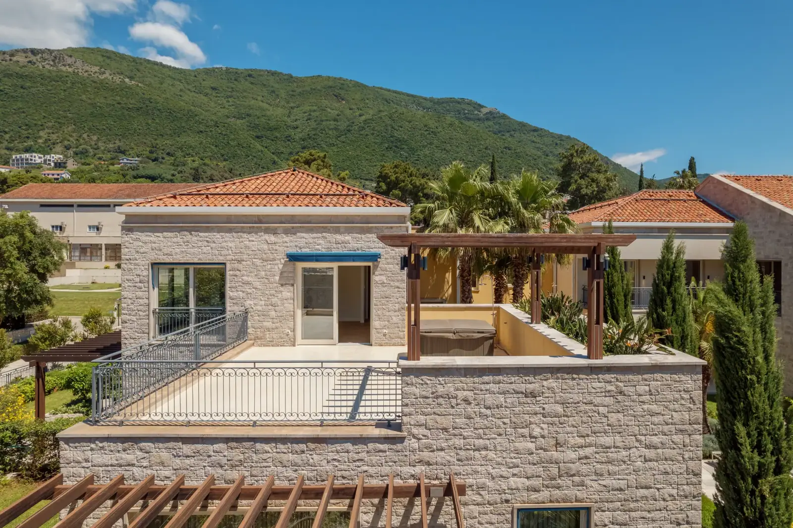 Dvosoban-stan-sa-terasom-u-Kumboru-Herceg-Novi-1 Dvosoban stan 130 m² – Kumbor, Herceg Novi — fotografija 2