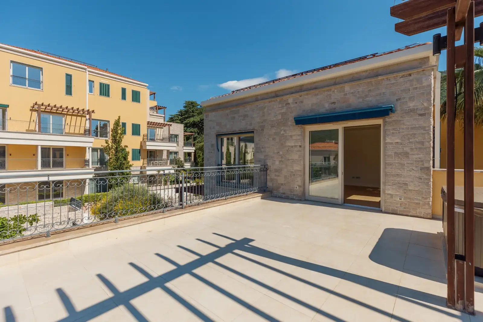 Dvosoban-stan-sa-terasom-u-Kumboru-Herceg-Novi-6 Dvosoban stan 130 m² – Kumbor, Herceg Novi — fotografija 7