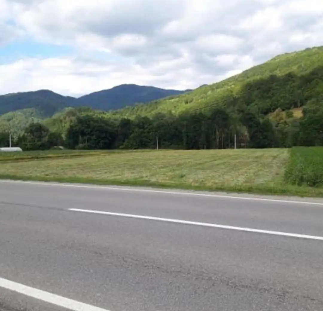 Urbanizovan-plac-uz-magistralni-put-u-Kolasinu-1 Plac – Kolašin — fotografija 2