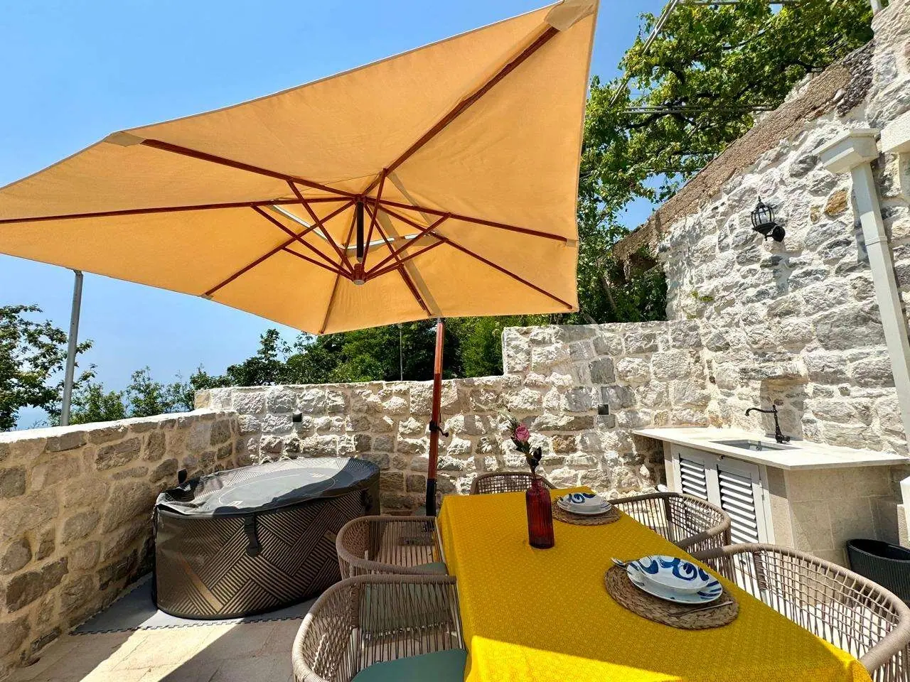Renovirana-kamena-kuca-u-Vojnicima-iznad-Przna-Budva-1 Izdavanje: Kuća 80 m² – Kuljače, Budva — fotografija 2