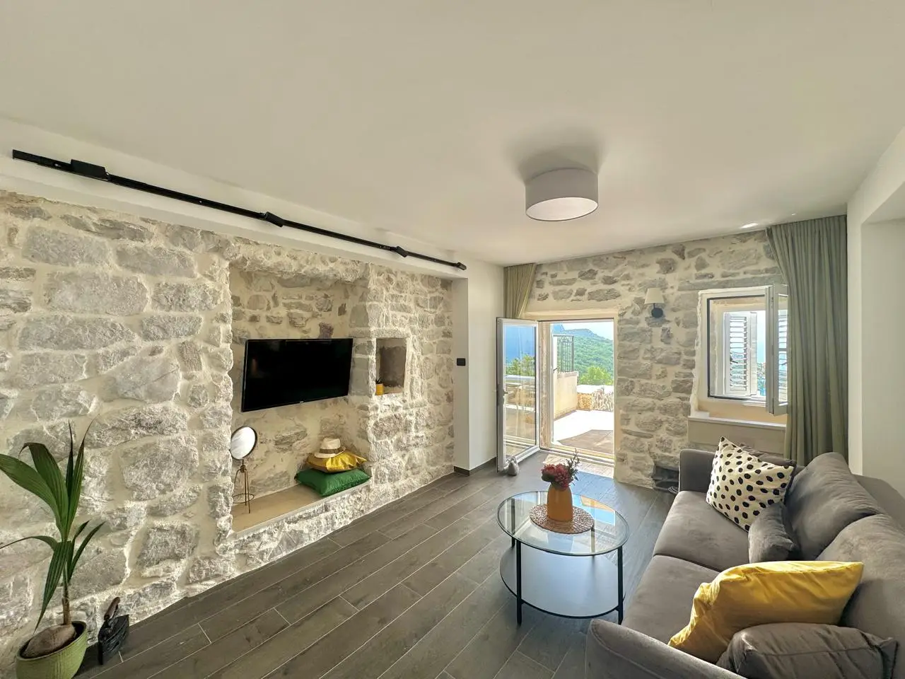 Renovirana-kamena-kuca-u-Vojnicima-iznad-Przna-Budva-7 Izdavanje: Kuća 80 m² – Kuljače, Budva — fotografija 8