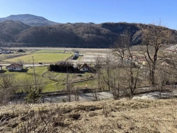 Urbanizovano zemljište u Kolašinu sa pogledom na planine