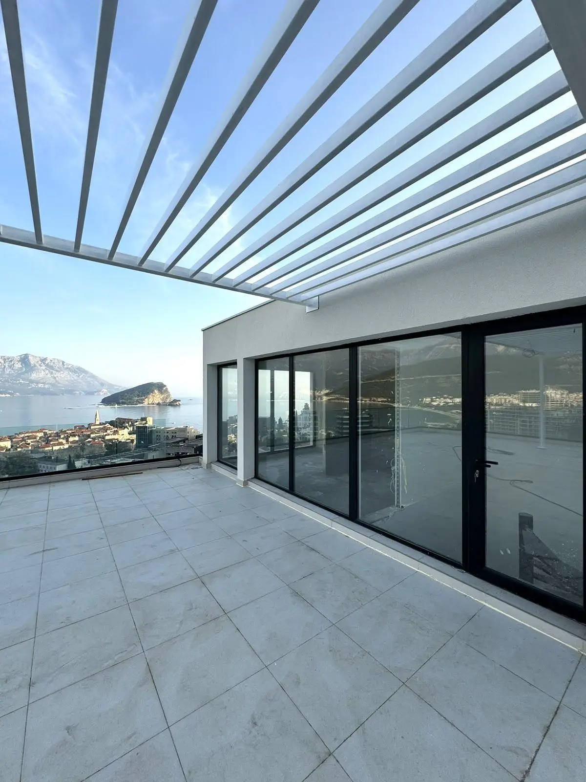 Trosoban-penthaus-sa-krovnom-terasom-u-Budvi-1 Trosoban stan 125 m² – Budva — fotografija 2