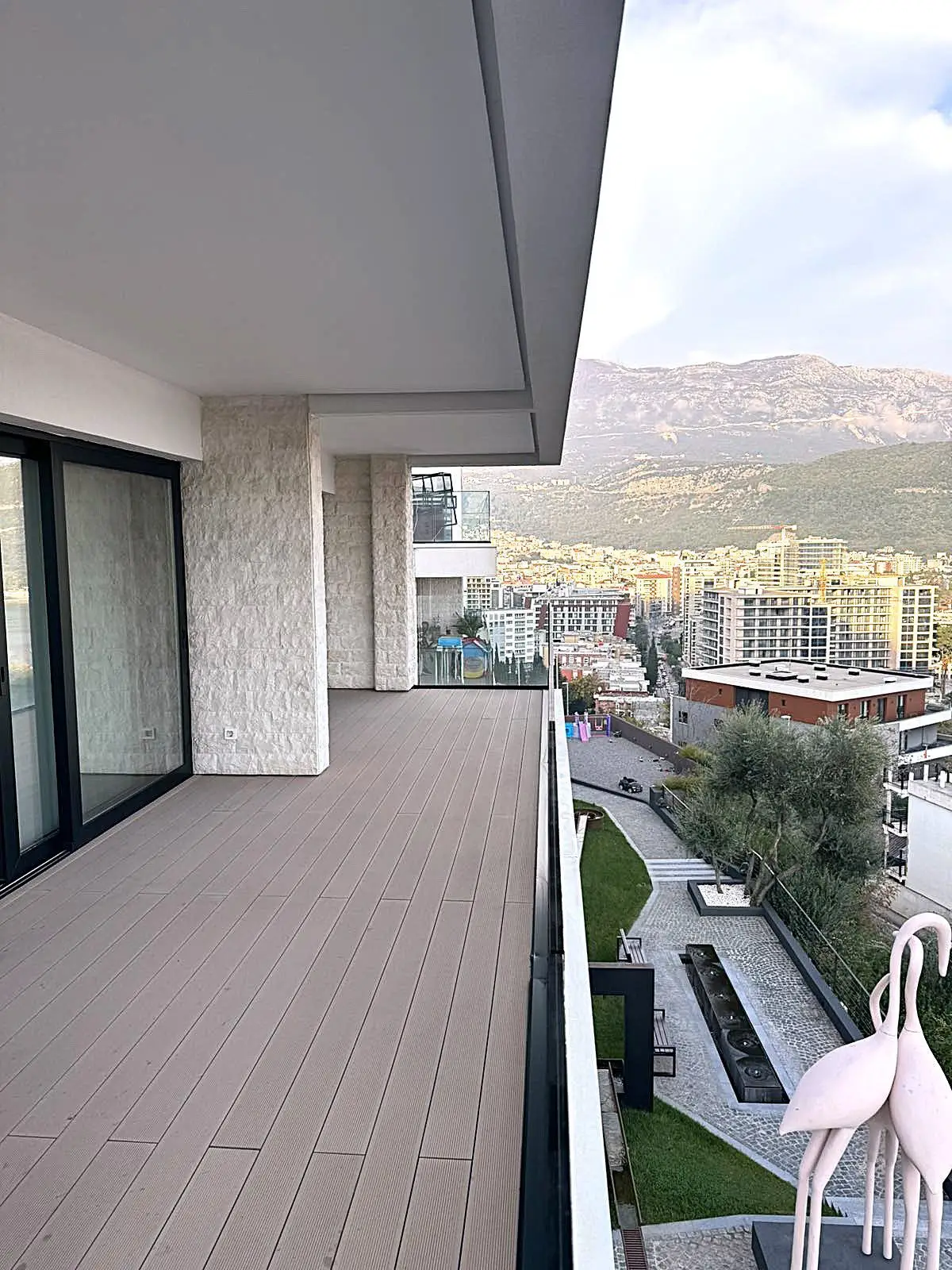 Trosoban-penthaus-sa-krovnom-terasom-u-Budvi-3 Trosoban stan 125 m² – Budva — fotografija 4