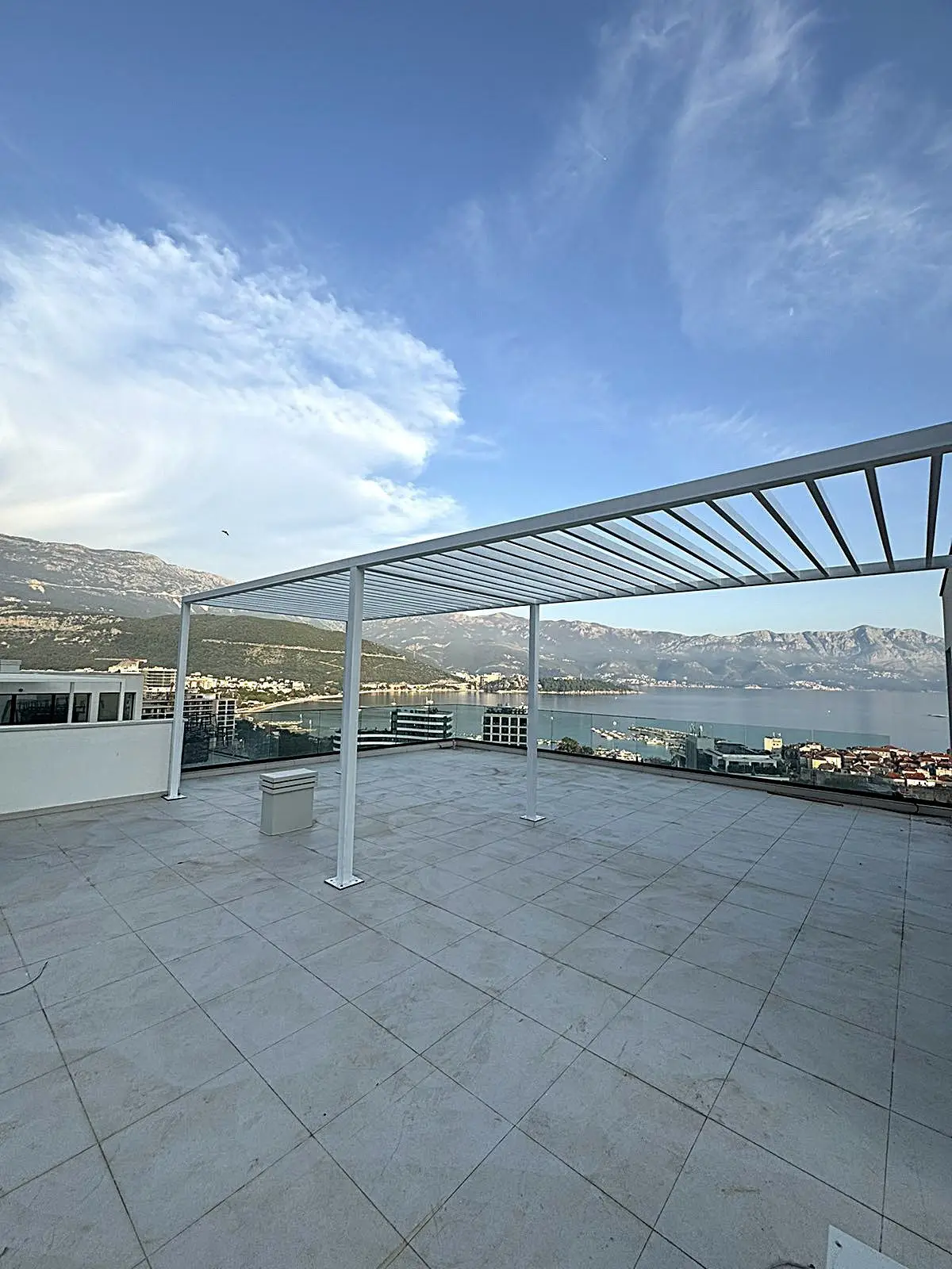 Trosoban-penthaus-sa-krovnom-terasom-u-Budvi-6 Trosoban stan 125 m² – Budva — fotografija 7