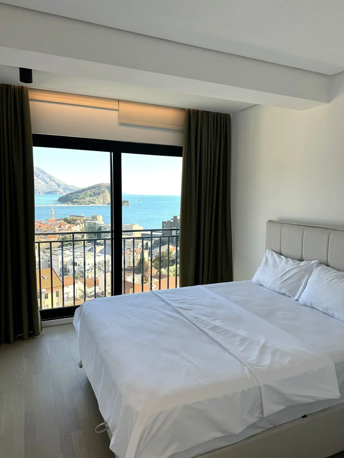 Trosoban-penthaus-sa-krovnom-terasom-u-Budvi-9 Trosoban stan 125 m² – Budva — fotografija 10