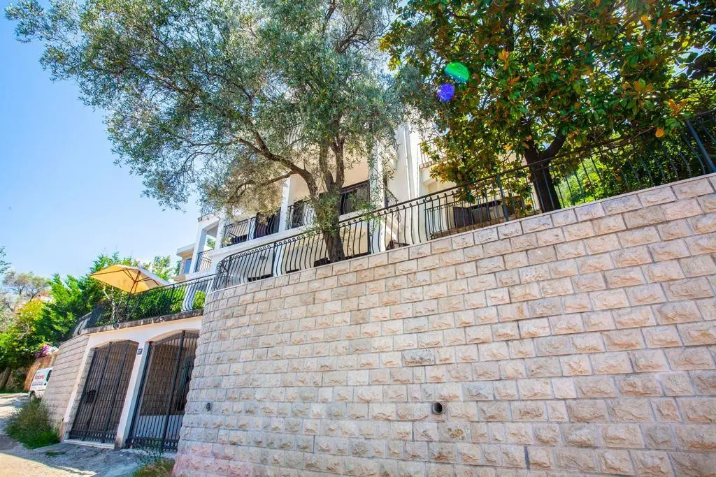 Cetvorospratna-vila-sa-pogledom-na-more-Potkosljun-Budva-2 Kuća 358 m² – Budva — fotografija 3