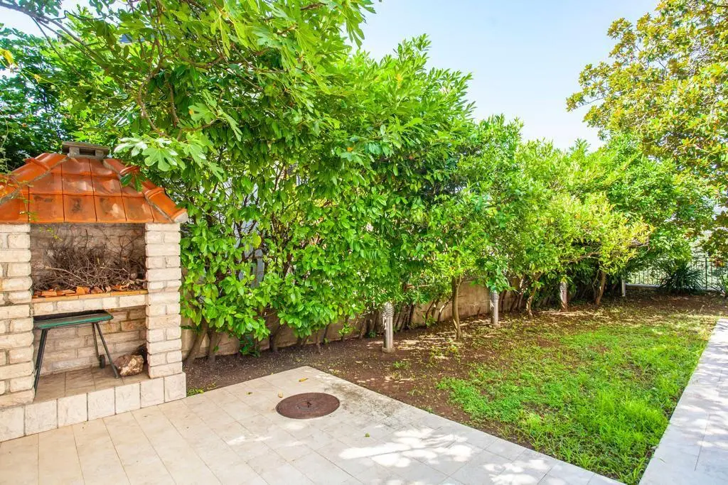 Cetvorospratna-vila-sa-pogledom-na-more-Potkosljun-Budva-5 Kuća 358 m² – Budva — fotografija 6