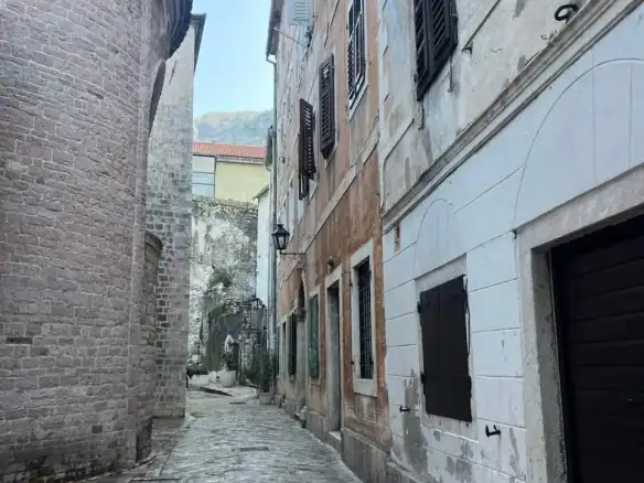 Trosoban stan 72 m² – Kotor — fotografija 3