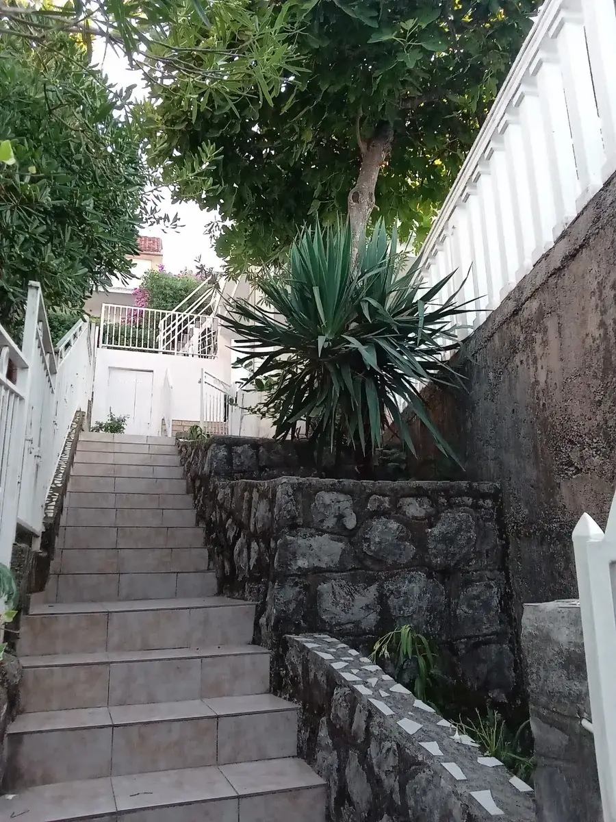 Kuca-sa-pogledom-na-zaliv-Krasici-Tivat Kuća sa pogledom na zaliv