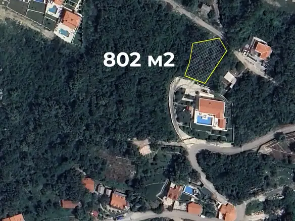 Urbanizovan plac sa pogledom na more