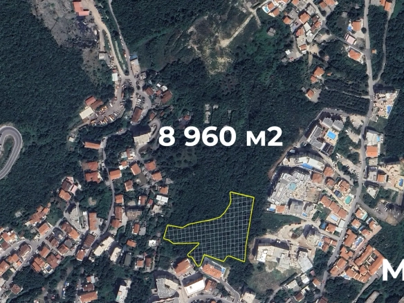 Urbanizovan plac sa pogledom na more u Bečićima