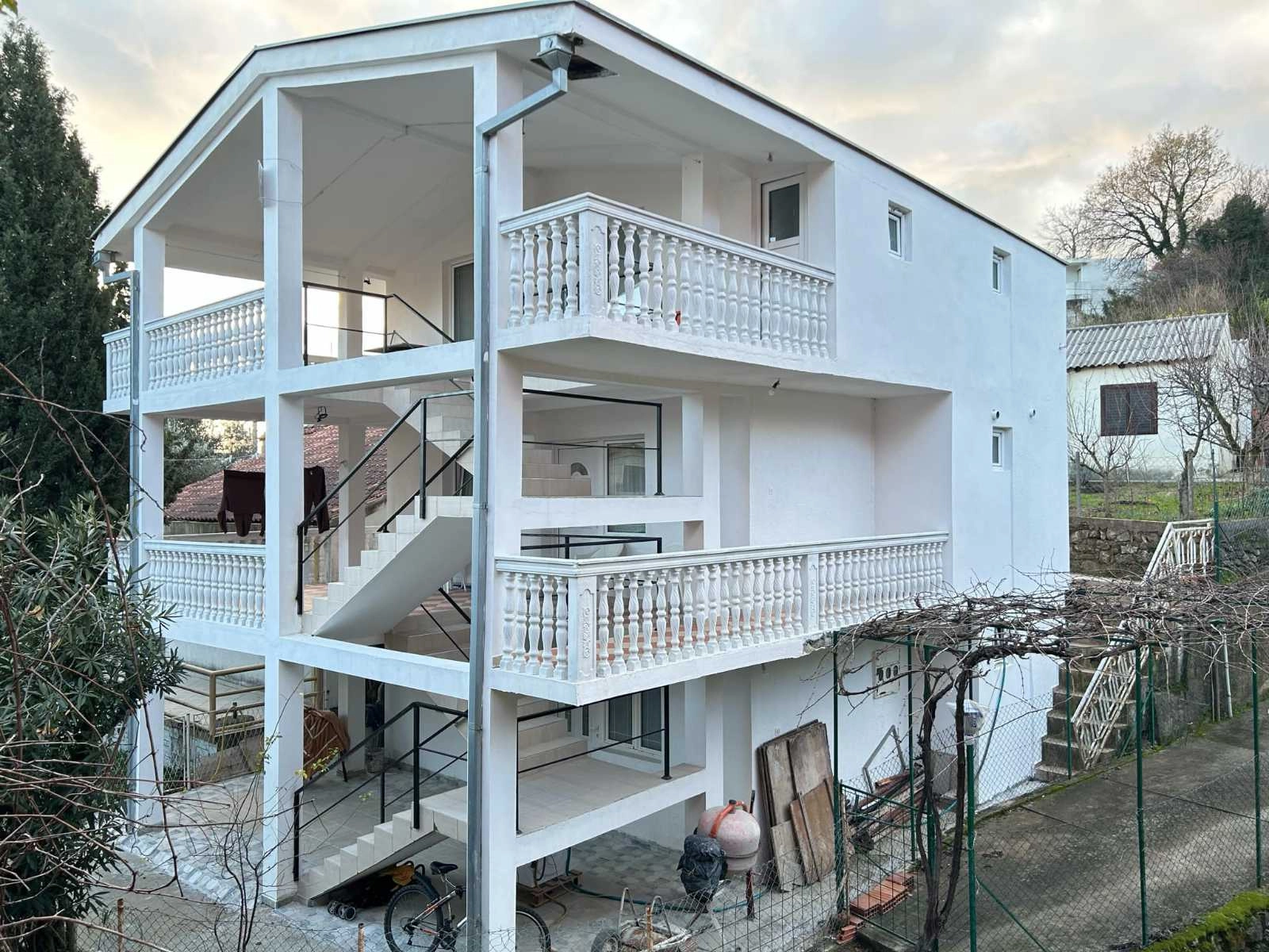 Trospratna kuća apartmanskog tipa u Šušnju