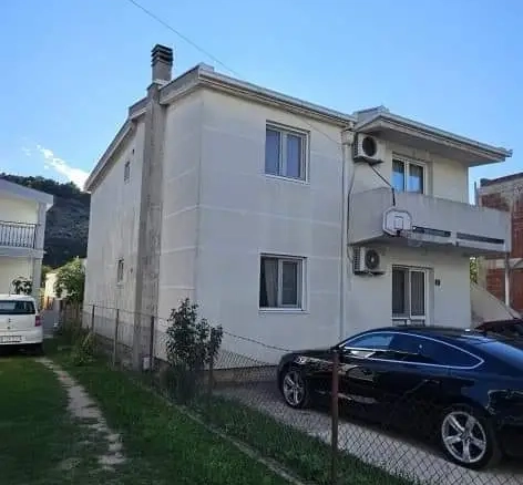 Kuća sa placem u naselju Polje