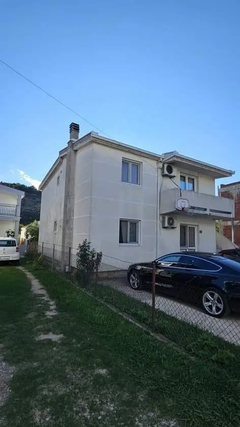 Kuća sa placem u naselju Polje