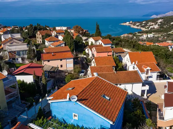 Kuća na tri nivoa sa balkonima i placom