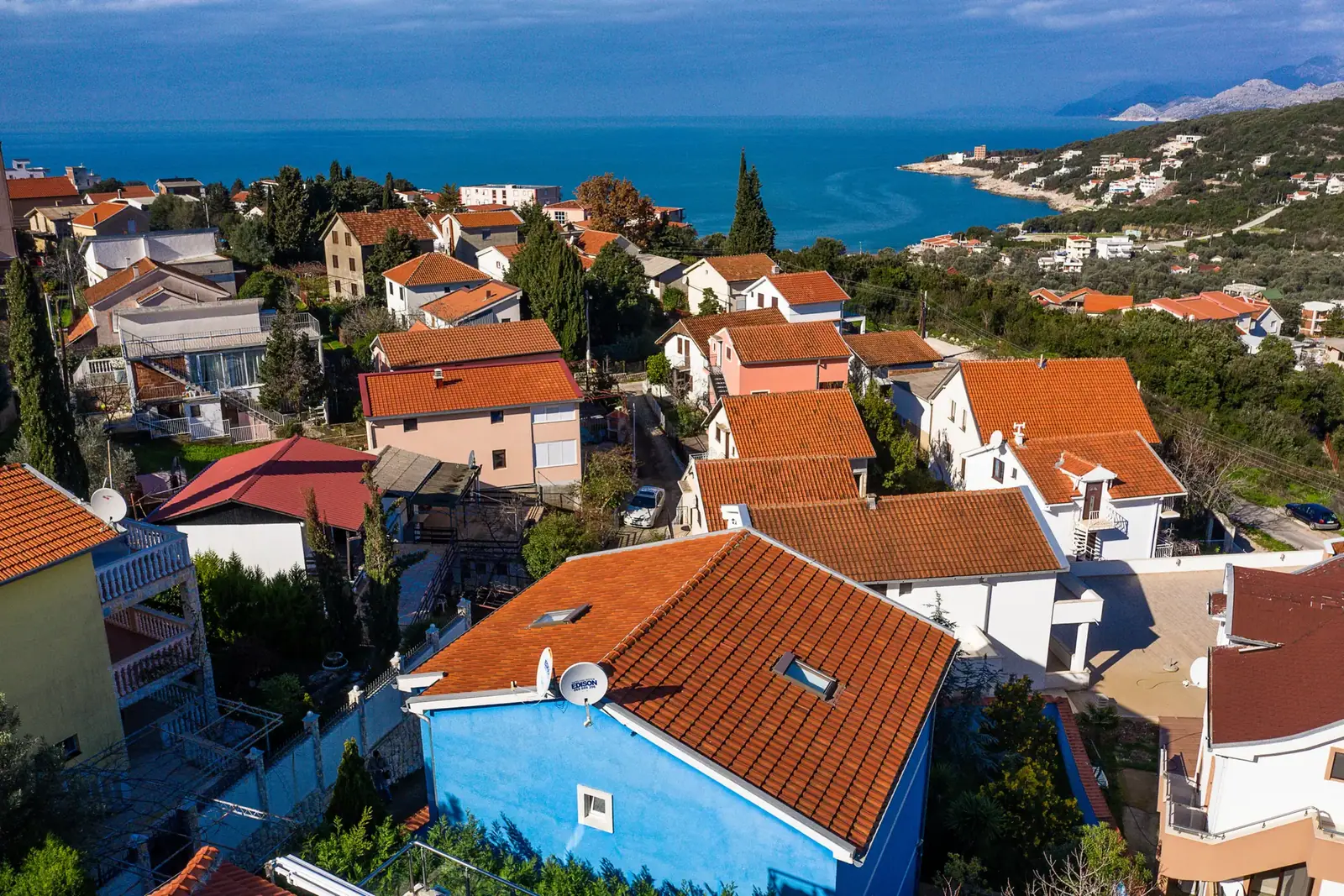 Kuca-na-tri-nivoa-sa-balkonima-i-placom-Kotor Kuća na tri nivoa sa balkonima i placom