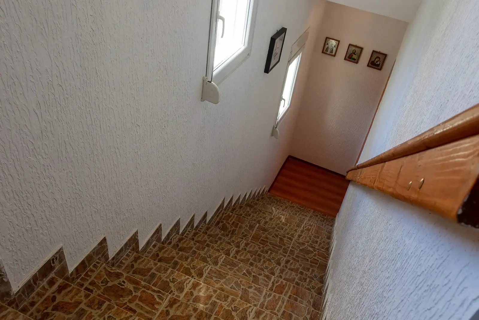 Kuca-na-tri-nivoa-sa-balkonima-i-placom-Kotor-5 Kuća 210 m² – Kotor — fotografija 6