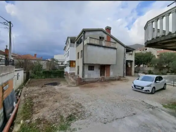 Kuća sa dvorištem i garažom u Tivtu