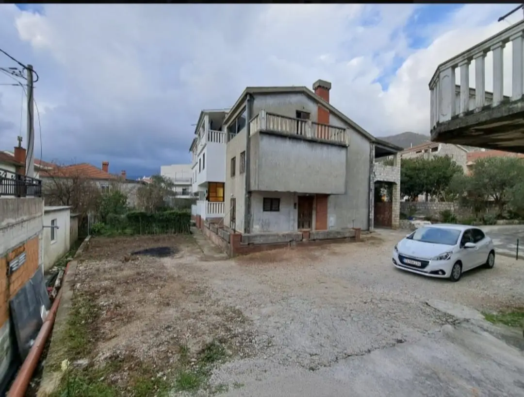 Kuća sa dvorištem i garažom u Tivtu