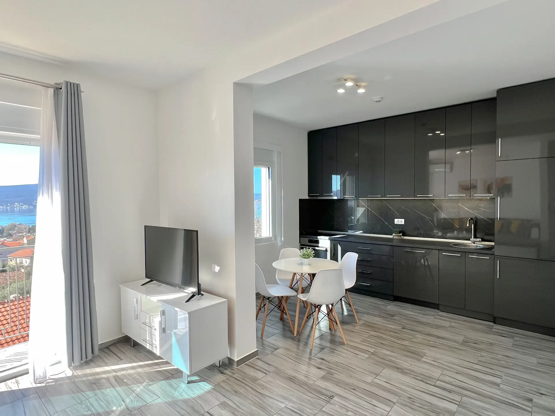 Dvosoban-penthaus-sa-krovnom-terasom-u-Tivtu-1 Dvosoban stan 55 m² – Tivat — fotografija 2