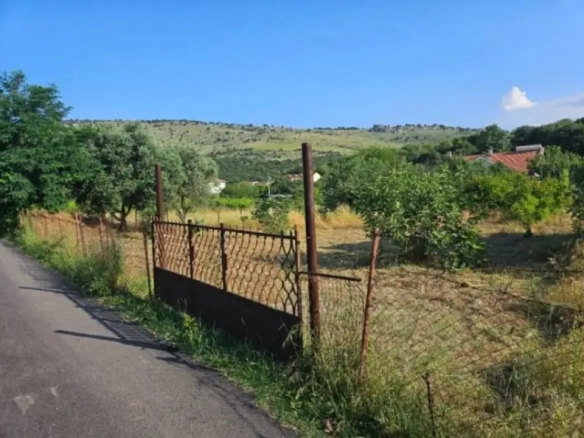 Urbanizovan plac u Tološima