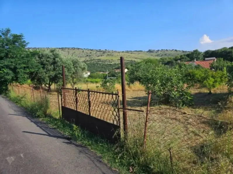 Urbanizovan-plac-u-Tolosima-Podgorica Urbanizovan plac u Tološima