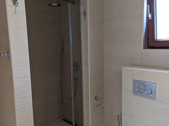 Dvosoban penthouse sa terasom i garažom u Budvi