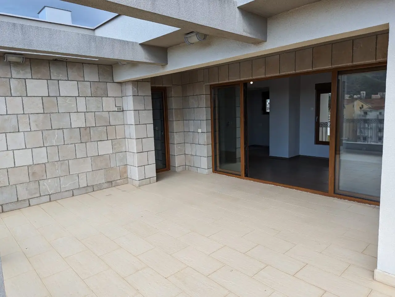Dvosoban-penthouse-sa-terasom-i-garazom-u-Budvi-2 Dvosoban stan 140 m² – Budva — fotografija 3