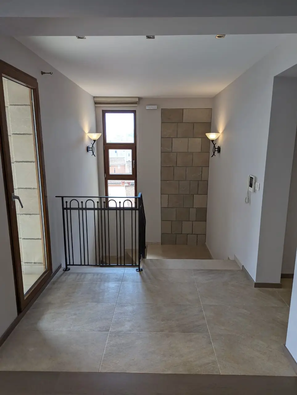 Dvosoban-penthouse-sa-terasom-i-garazom-u-Budvi-3 Dvosoban stan 140 m² – Budva — fotografija 4