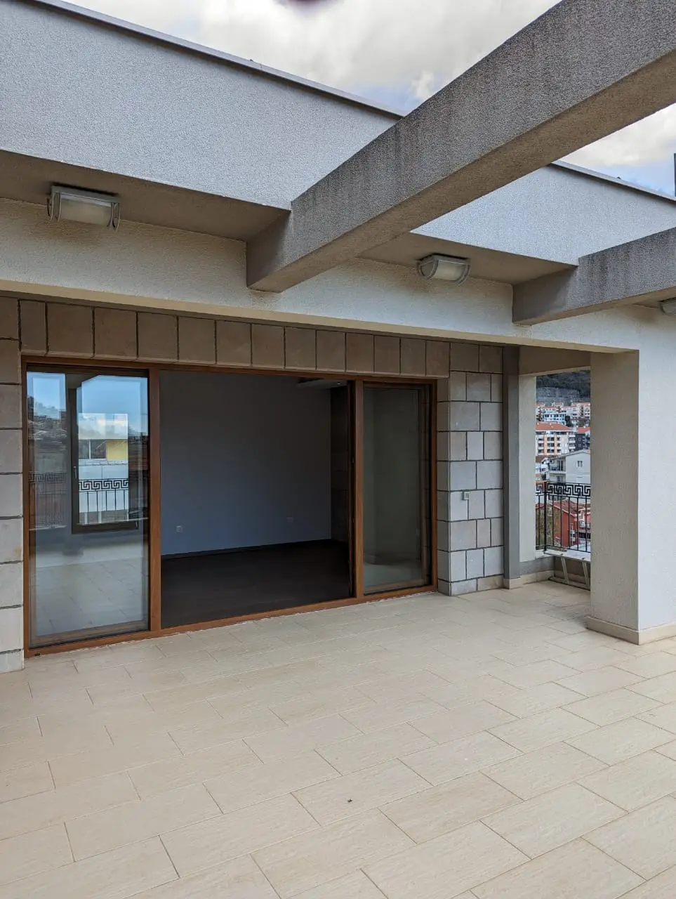 Dvosoban-penthouse-sa-terasom-i-garazom-u-Budvi-4 Dvosoban stan 140 m² – Budva — fotografija 5