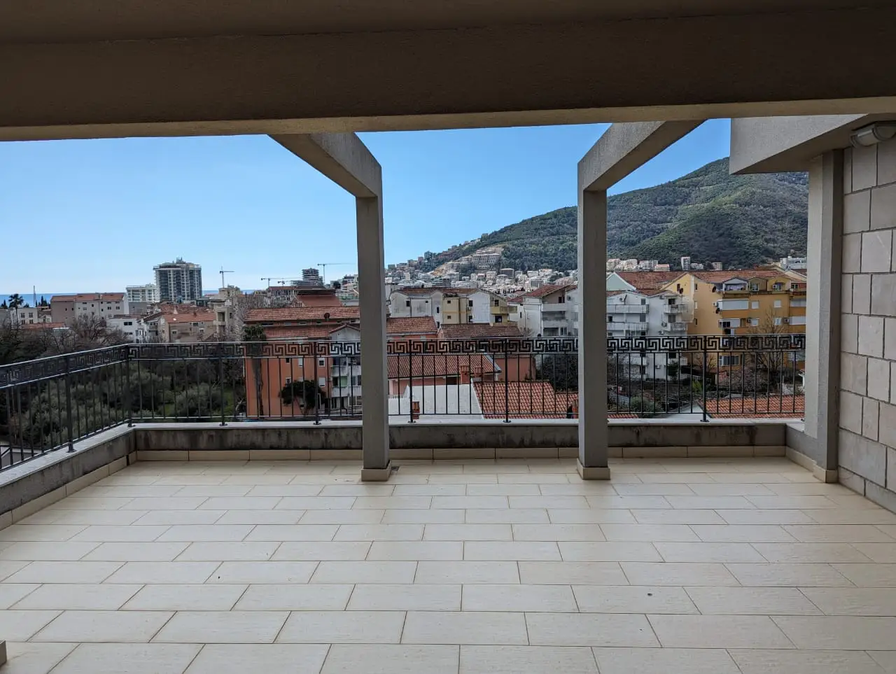 Dvosoban-penthouse-sa-terasom-i-garazom-u-Budvi-5 Dvosoban stan 140 m² – Budva — fotografija 6