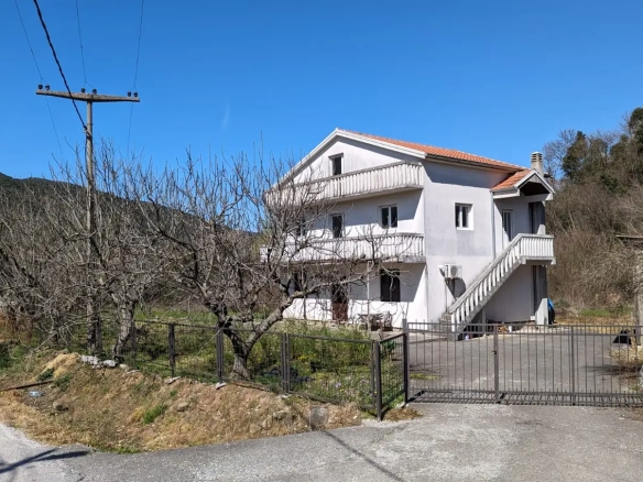 Kuća sa dvorištem u Lastvi Grbaljskoj