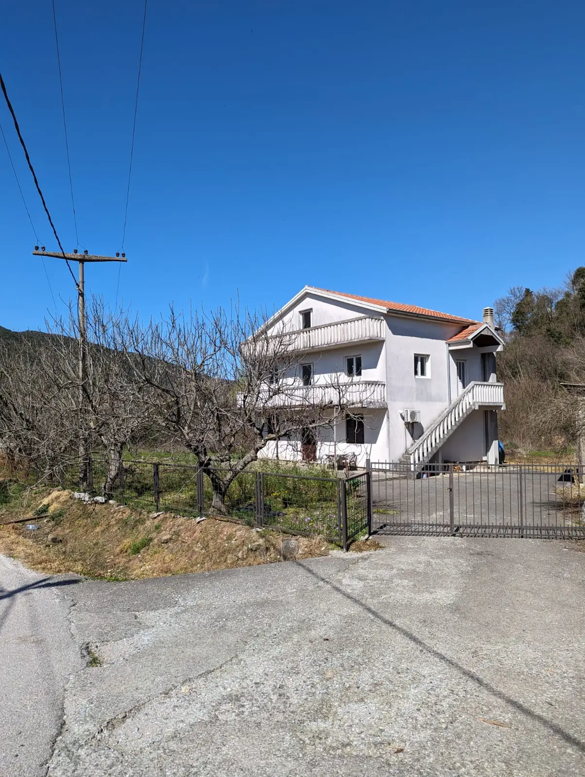 Kuća sa dvorištem u Lastvi Grbaljskoj