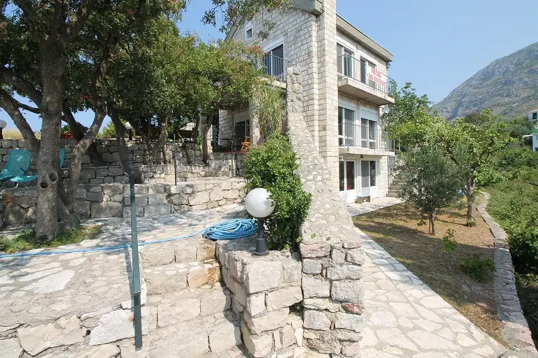 Kamena-kuca-sa-bazenom-u-Rezevicima-Budva-2 Kuća 210 m² – Reževići, Budva — fotografija 3