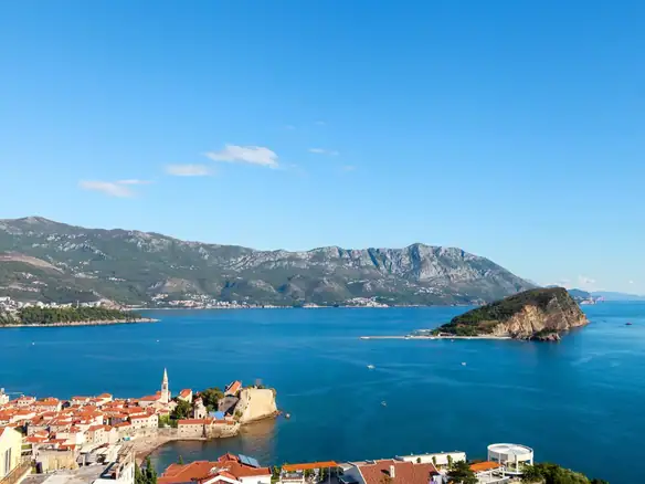 Trosoban stan sa pogledom na Stari Grad