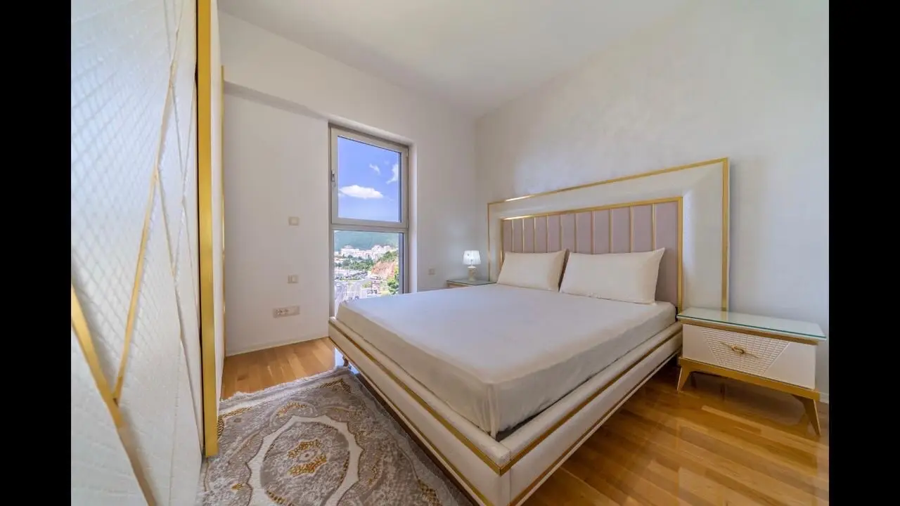 Izdavanje: Trosoban stan 150 m² – Bečići, Budva — fotografija 4