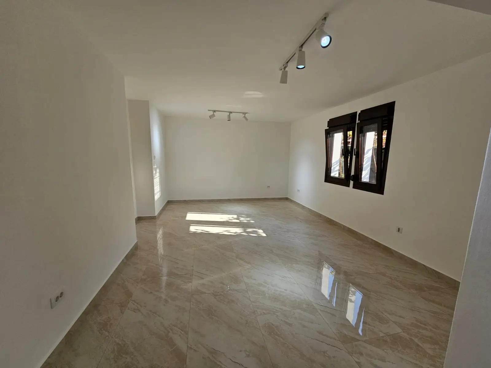 Kuca-sa-poslovnim-prostorom-Podgorica-2 Izdavanje: Kuća 180 m² – Podgorica — fotografija 3