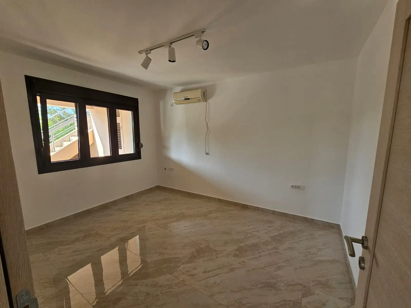 Kuca-sa-poslovnim-prostorom-Podgorica-3 Izdavanje: Kuća 180 m² – Podgorica — fotografija 4