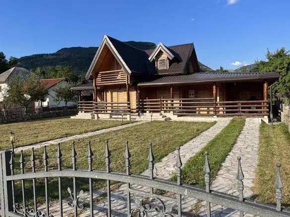 Kuća sa dvorištem i garažama u Kolašinu