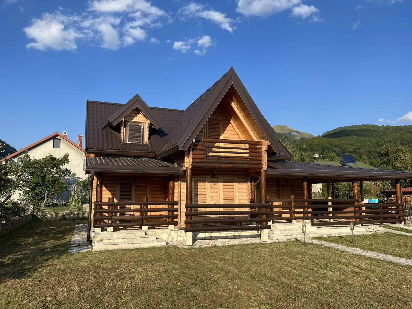 Kuca-sa-dvoristem-i-garazama-u-Kolasinu-1 Kuća 180 m² – Kolašin — fotografija 2