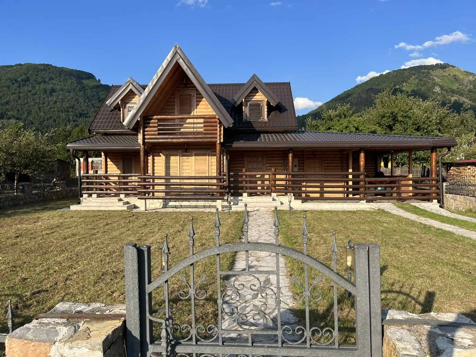 Kuca-sa-dvoristem-i-garazama-u-Kolasinu-3 Kuća 180 m² – Kolašin — fotografija 4