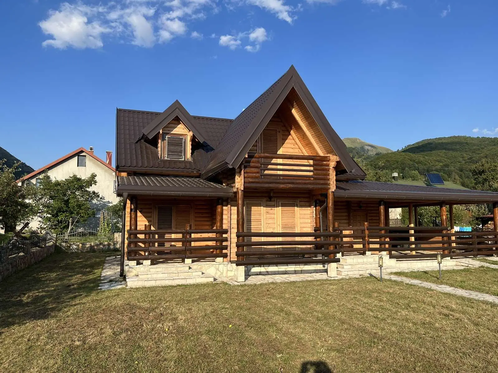 Kuca-sa-dvoristem-i-garazama-u-Kolasinu-4 Kuća 180 m² – Kolašin — fotografija 5
