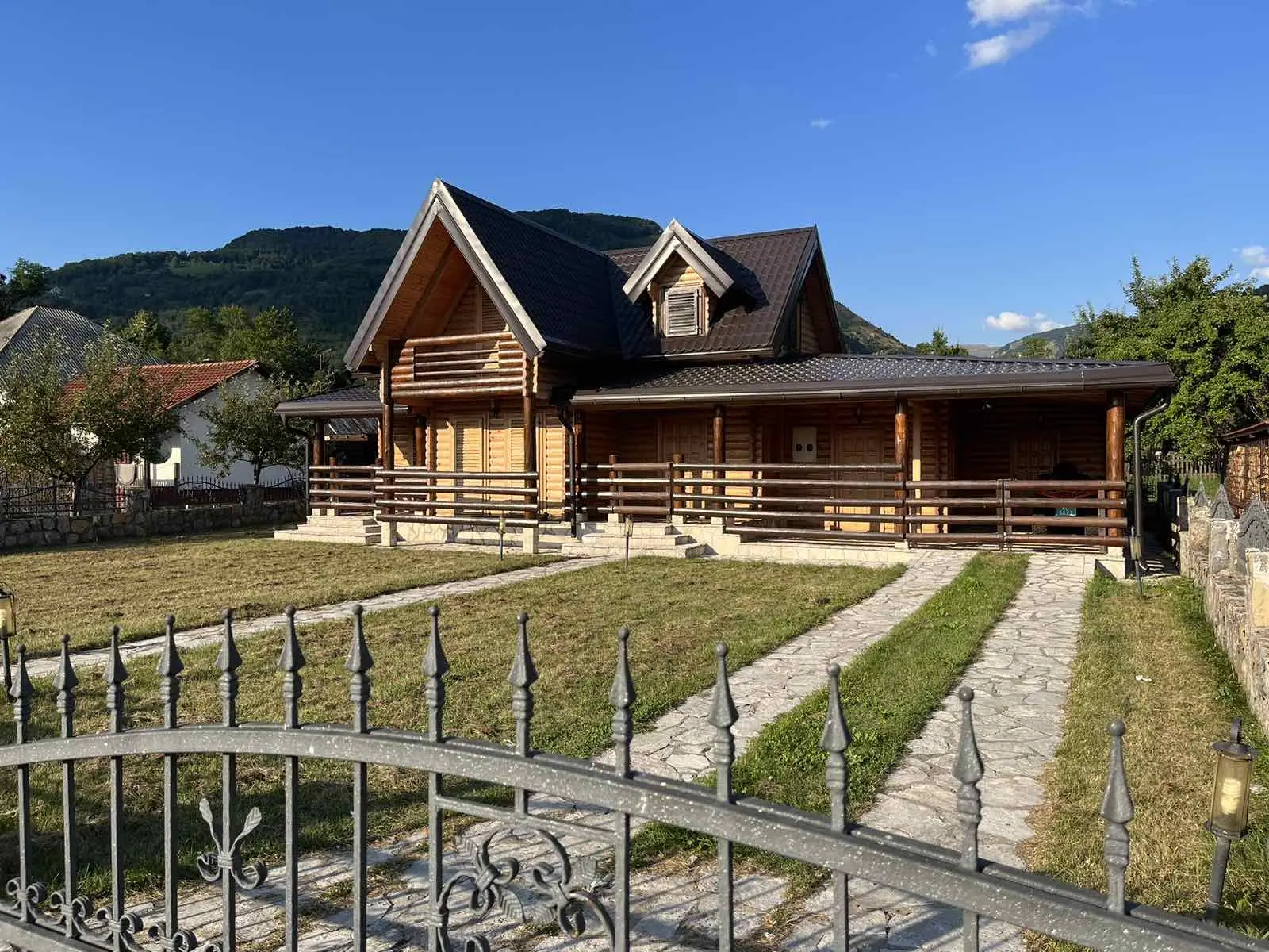 Kuca-sa-dvoristem-i-garazama-u-Kolasinu-7 Kuća 180 m² – Kolašin — fotografija 8