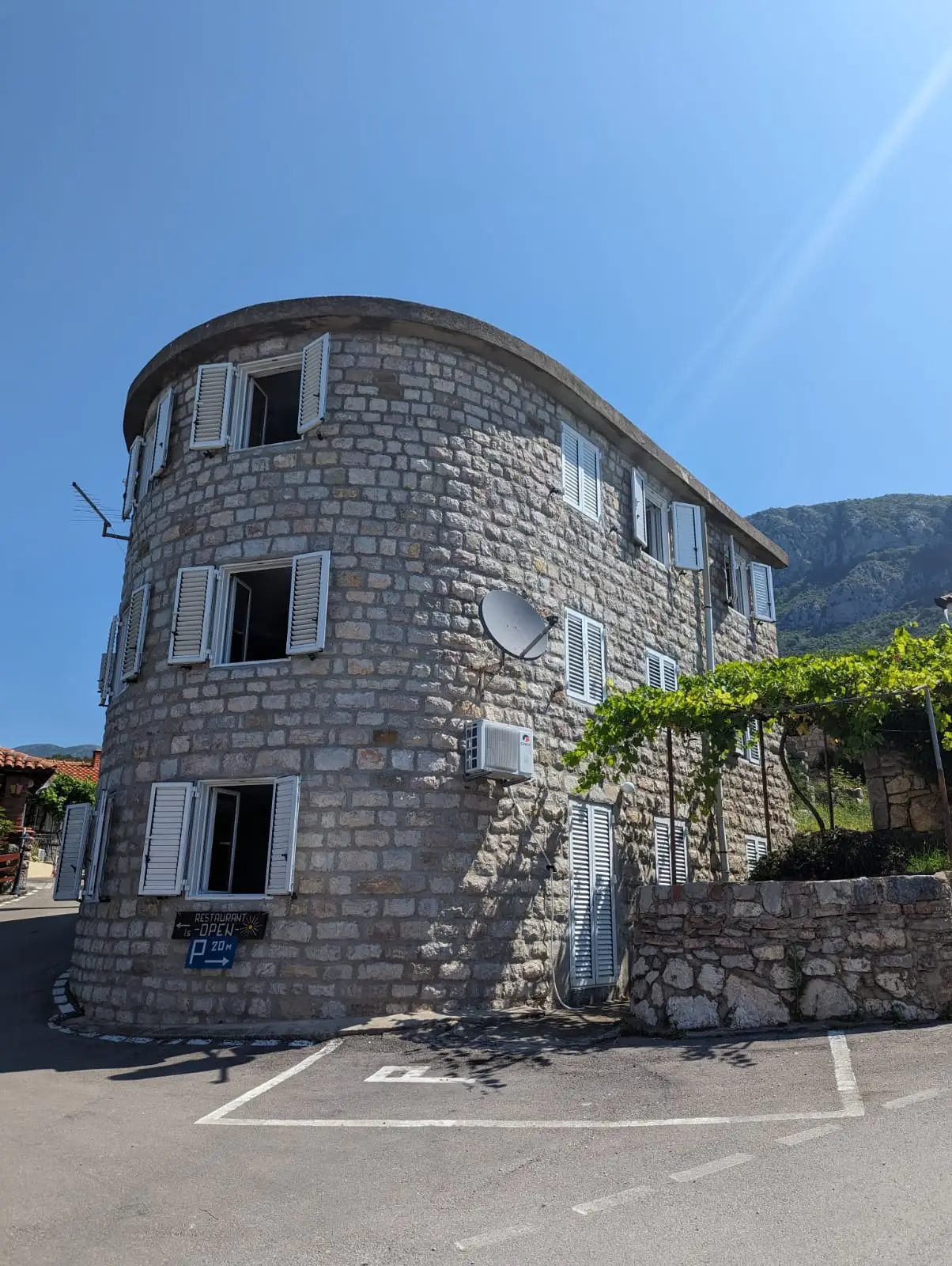 Kamena-kuca-u-selu-Blizikuce-Budva Kamena kuća u selu Blizikuće