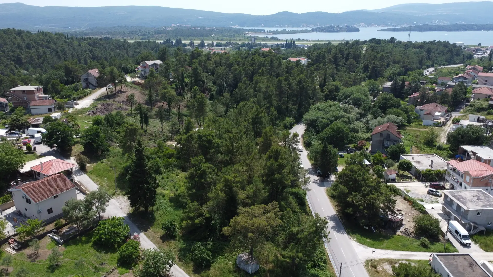 Urbanizovan-plac-za-izgradnju-stambene-zgrade-u-Tivtu-3 Plac – Tivat — fotografija 4
