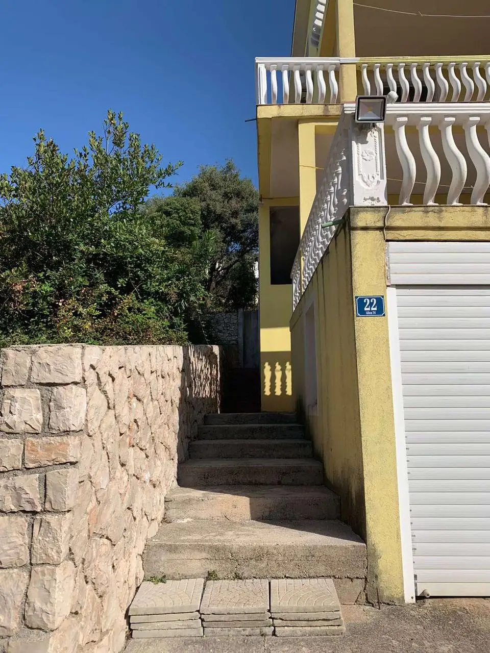 Kuca-na-prvoj-liniji-do-mora-u-Dobroj-Vodi-Bar-1 Kuća 450 m² – Dobra Voda, Bar — fotografija 2